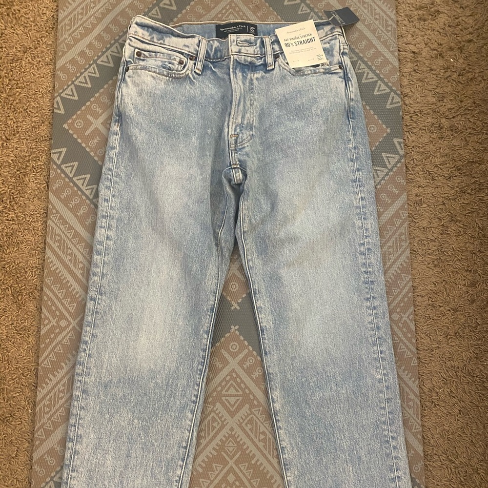 Abercrombie 90’s Straight Jeans in Light Wash